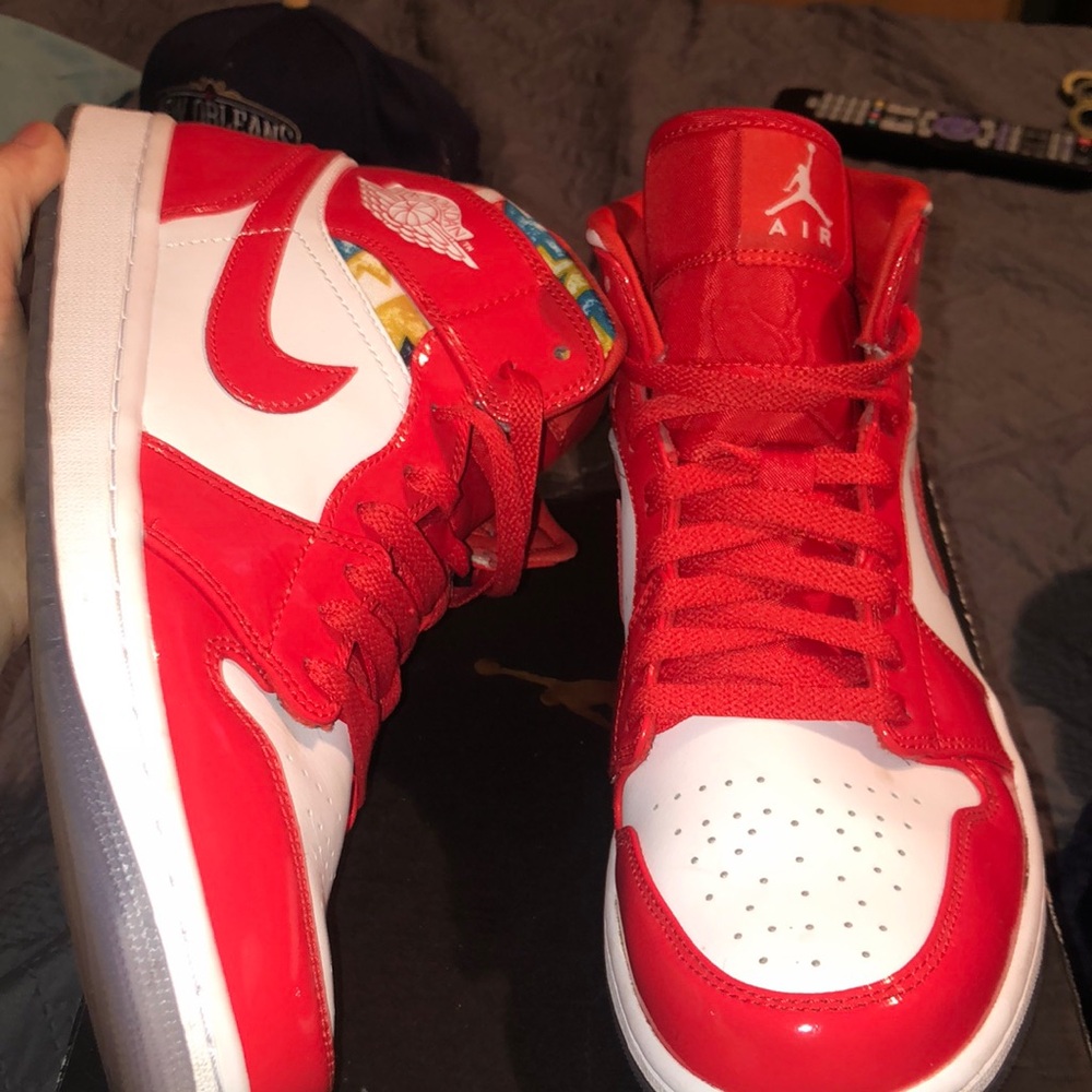 AIR JORDAN 1 MID SE Barcelona Sweater 
Chile Red/White-Pollen 
Lightly worn